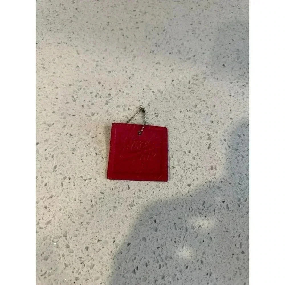 Red leather  air tag sd‎